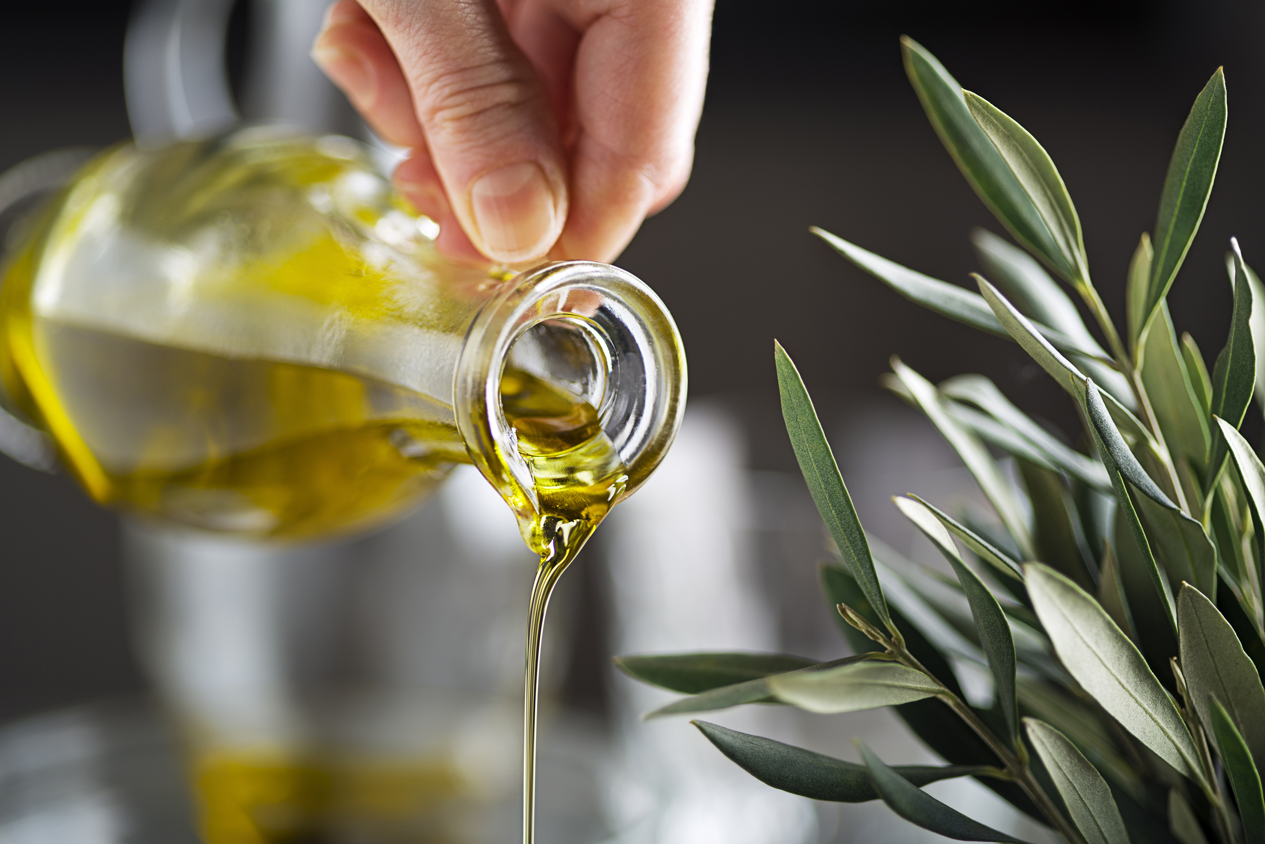 Вместо оливкового масла можно. Оливковое масло. Масло оливы. Оливковое масло льют. Оливковое масло красиво.