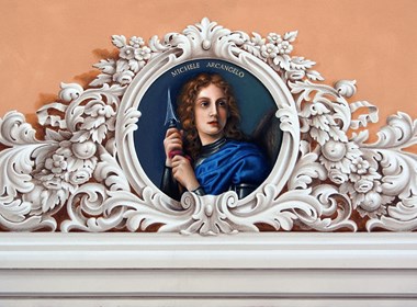 DECORAZIONE MURALE MICHELE ARCANGELO INCORNICIATO DA DECORAZIONE CHIAROSCURALE A RIGA E AD ORNATO